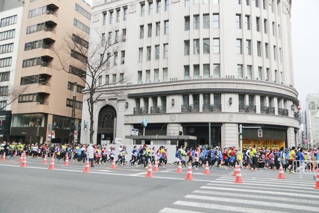 東京マラソン優勝者と勝負!一般人が襷を繋ぐと何人で勝てる!?